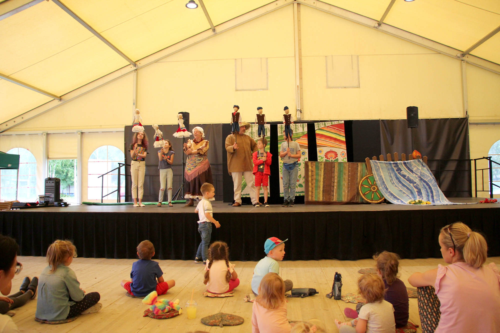Scena, aktorzy z kukiełkami, dzieci przed sceną
