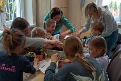 2025-05-11_Teatr-Kalejdoskop-i-warsztaty-hortiterapii-w-Broniszach_16